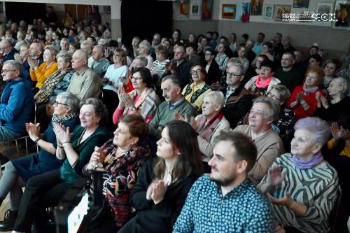Na zdjęciu publiczność koncertu piosenki w MCK za Pilicą