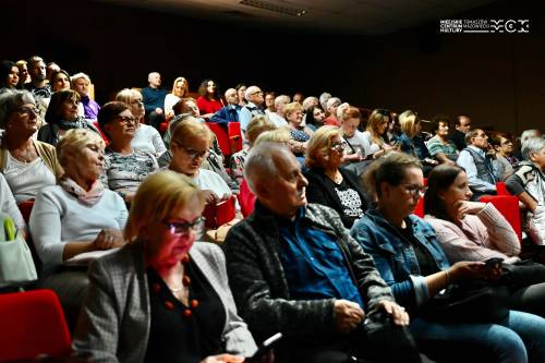 Ludzie siedzący na widowni